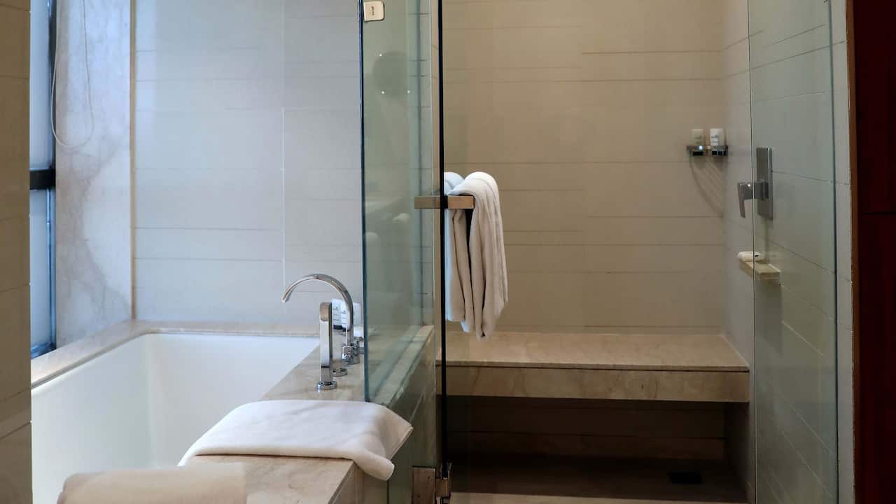 suite bathroom