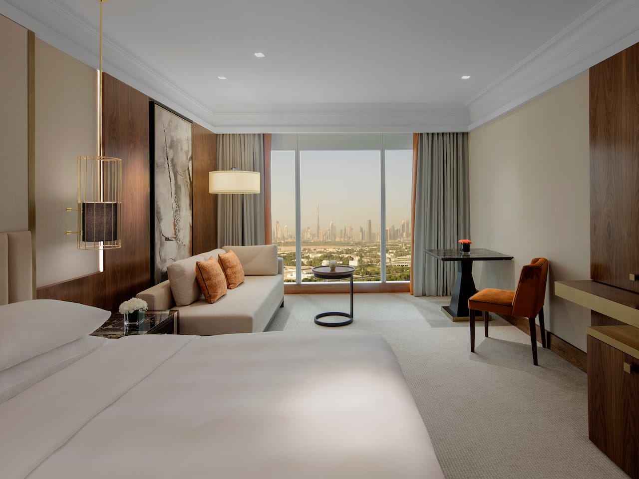 غرف ذات إطلالات خلابة على الأفق في فندق جراند حياة دبي.