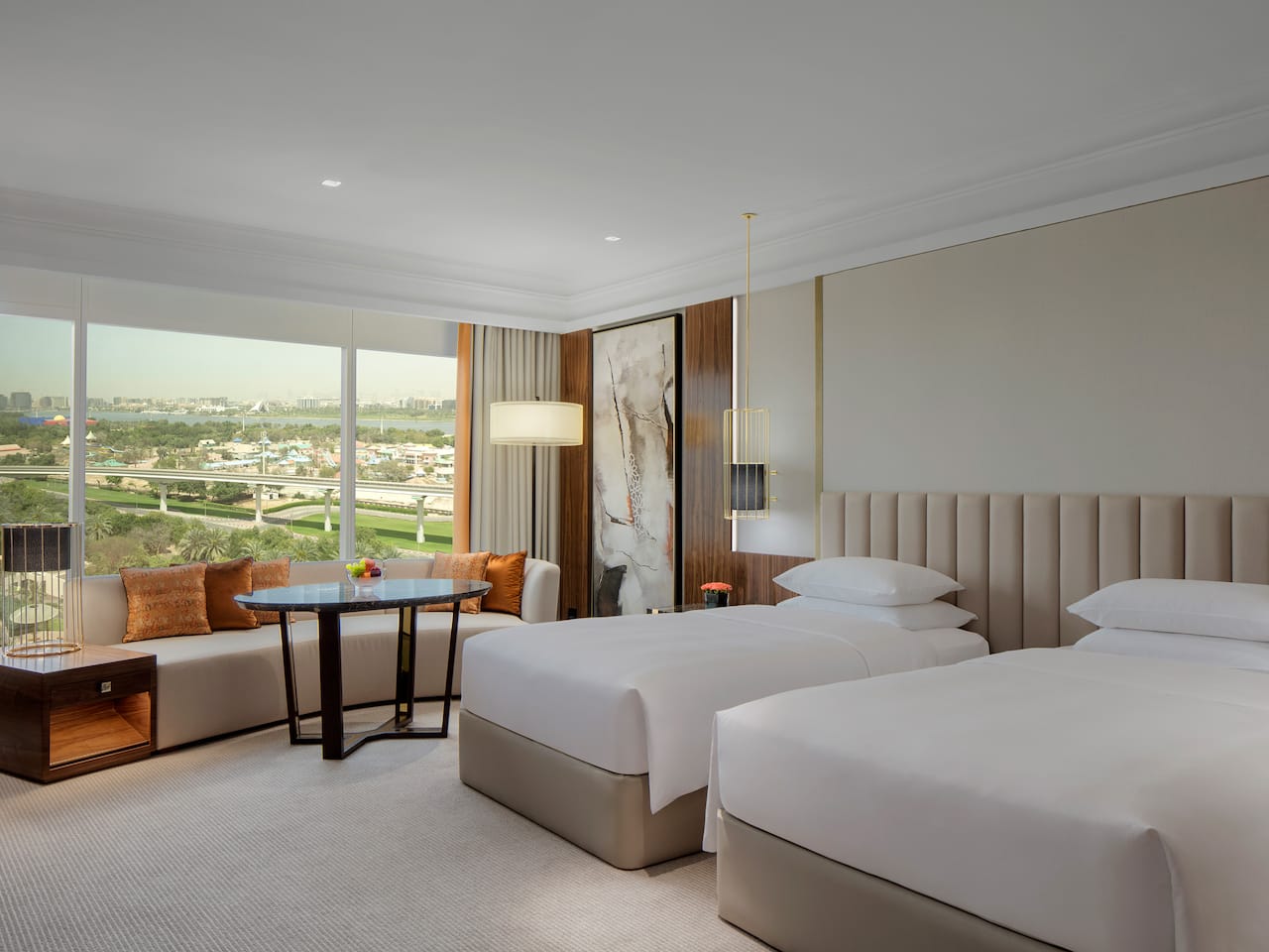 غرفة فاخرة بسرير صغير في فندق جراند حياة دبي