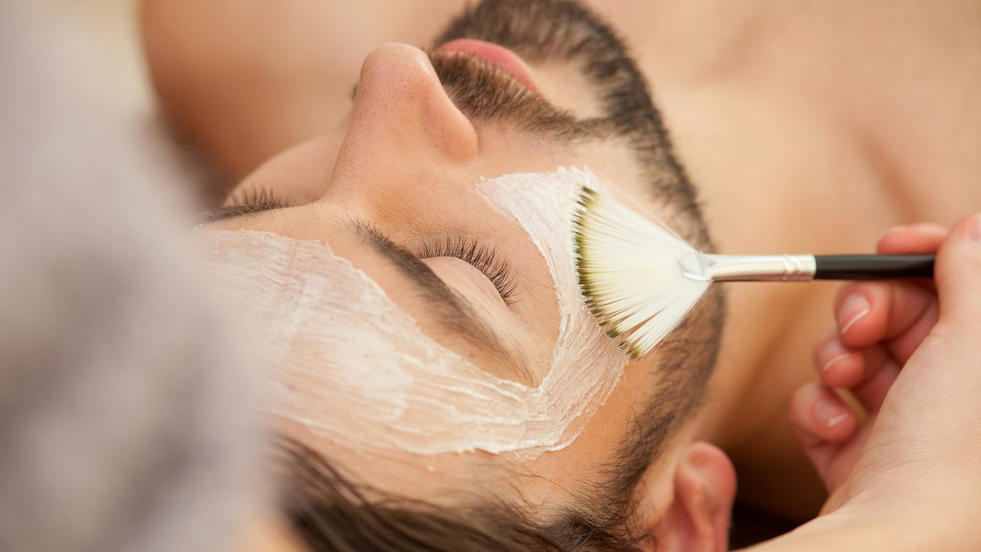 Man gets facial treatment at Club Olympus Spa and Fitness at Hyatt Regency Mainz