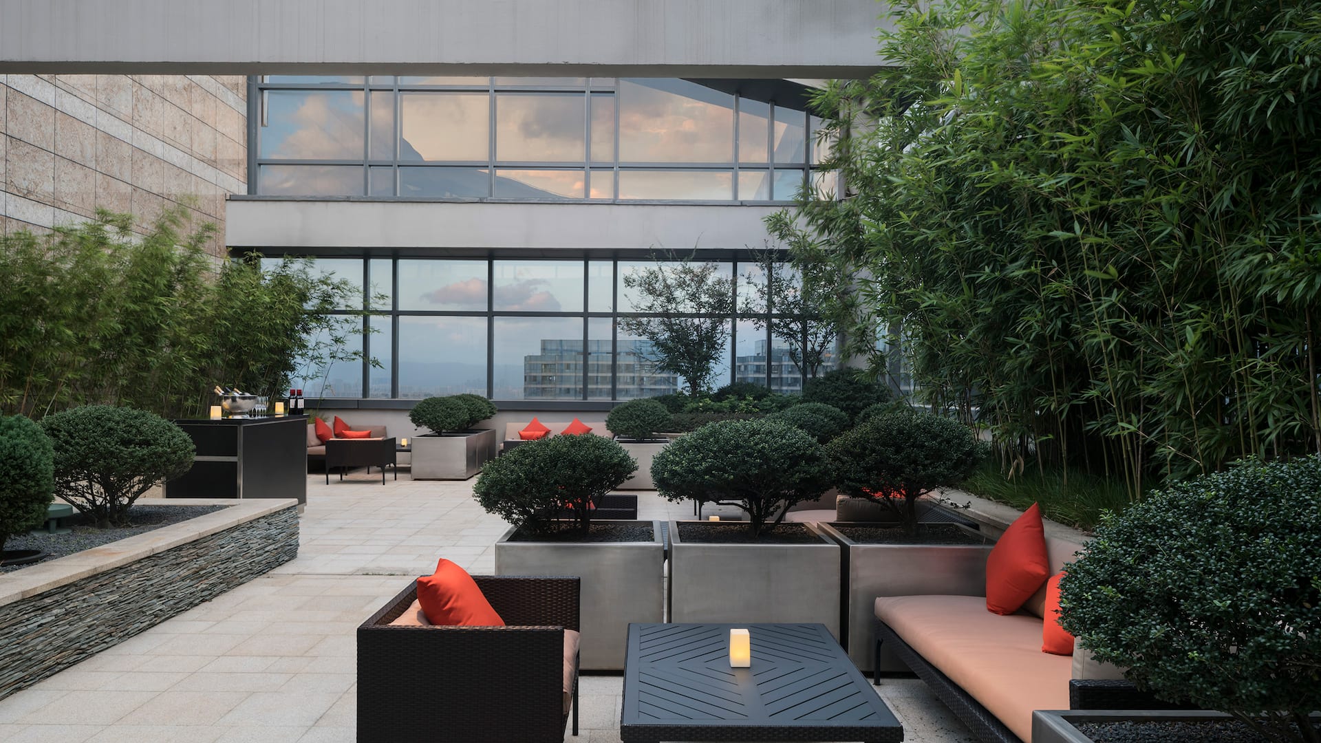 Hyatt Regency Fuzhou Cangshan Bar and Grill Garden