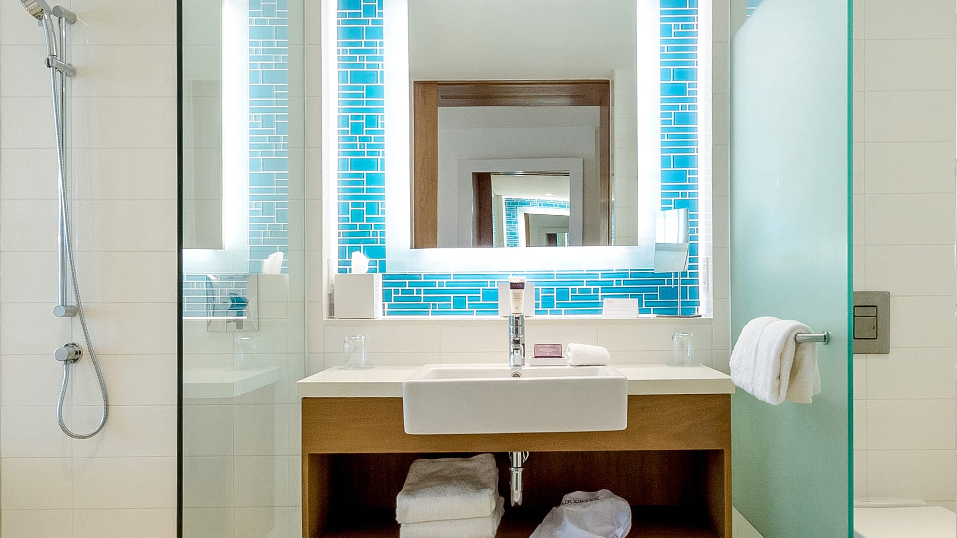 3/3 guestroom standard bathroom sink