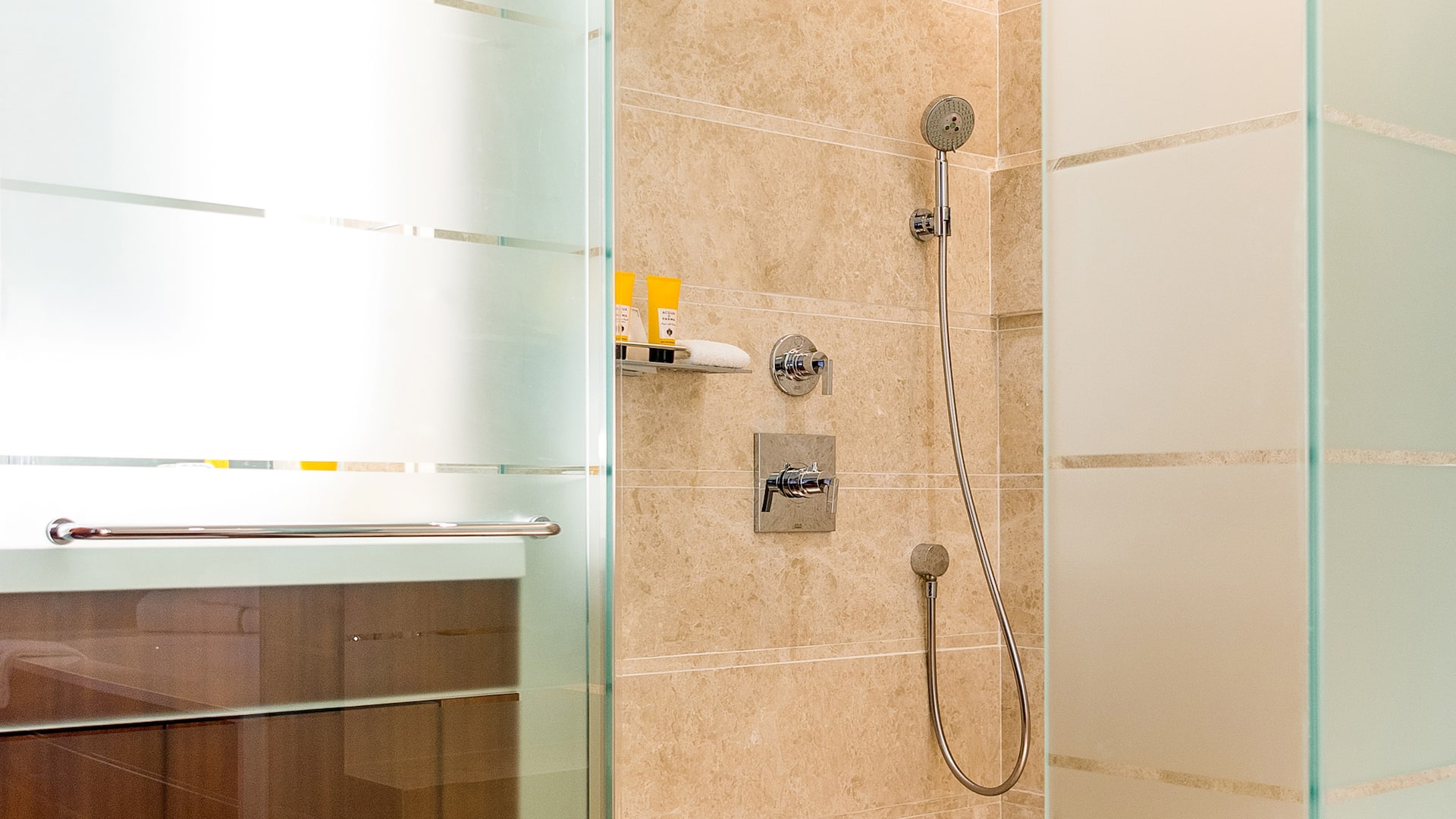 4/5 Villa One Bedroom Shower