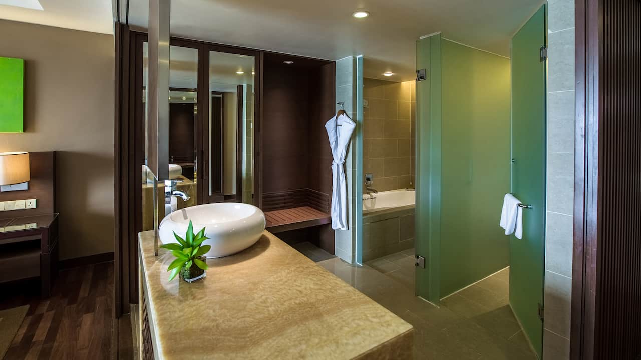Hyatt Regency Kinabalu Clubroom with Luxurious Bathroom