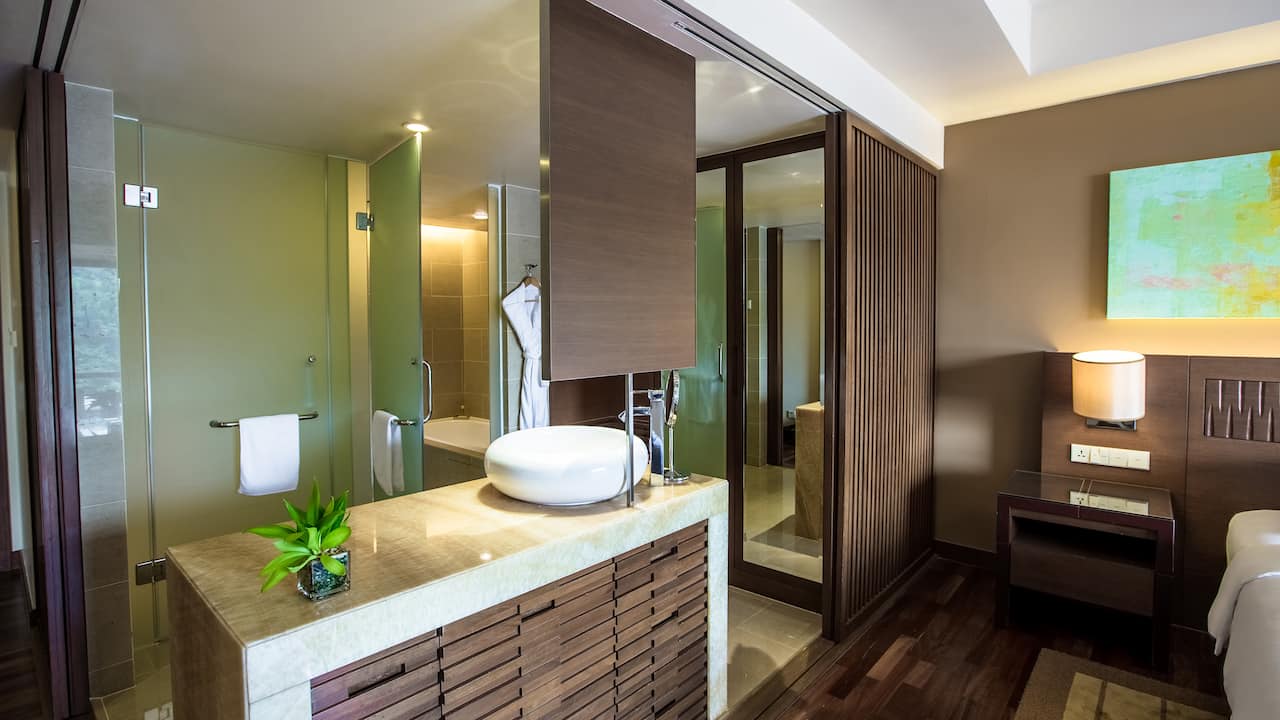 Hyatt Regency Kinabalu Clubroom Bathroom