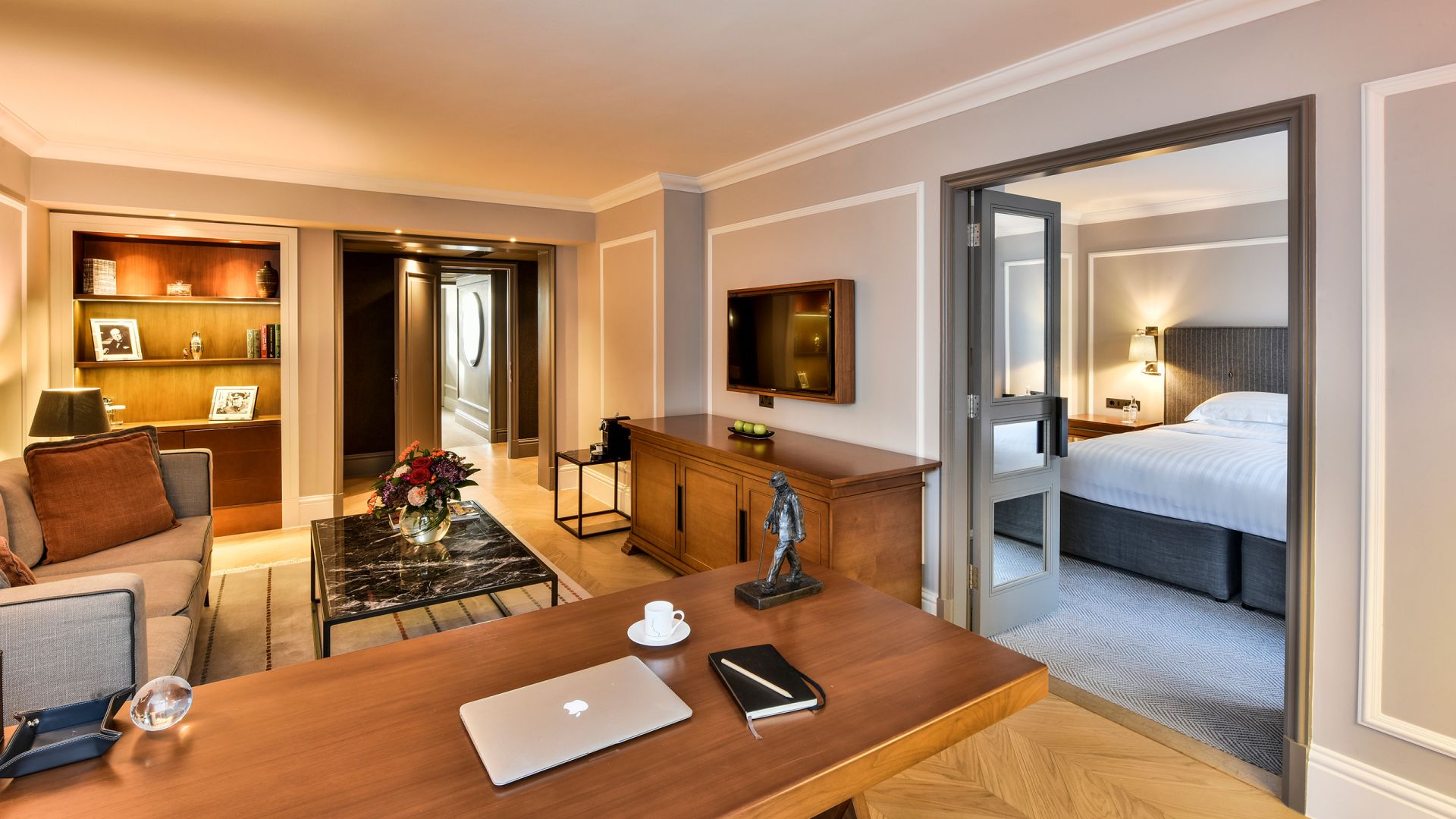 London West End Hotels Hyatt Regency The Churchill Living And Sleeping Areas In Hotel Suite