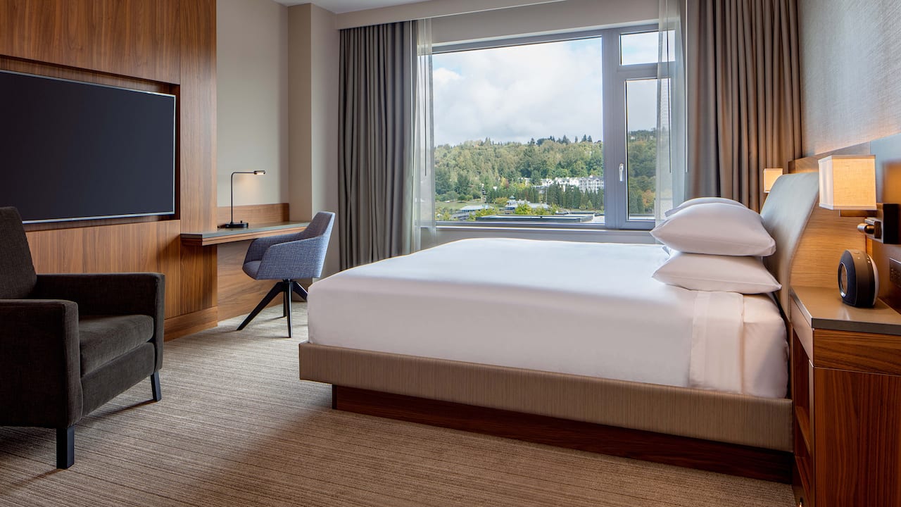 king bed park view Hyatt Regency Lake Washington at Seattle’s Southport
