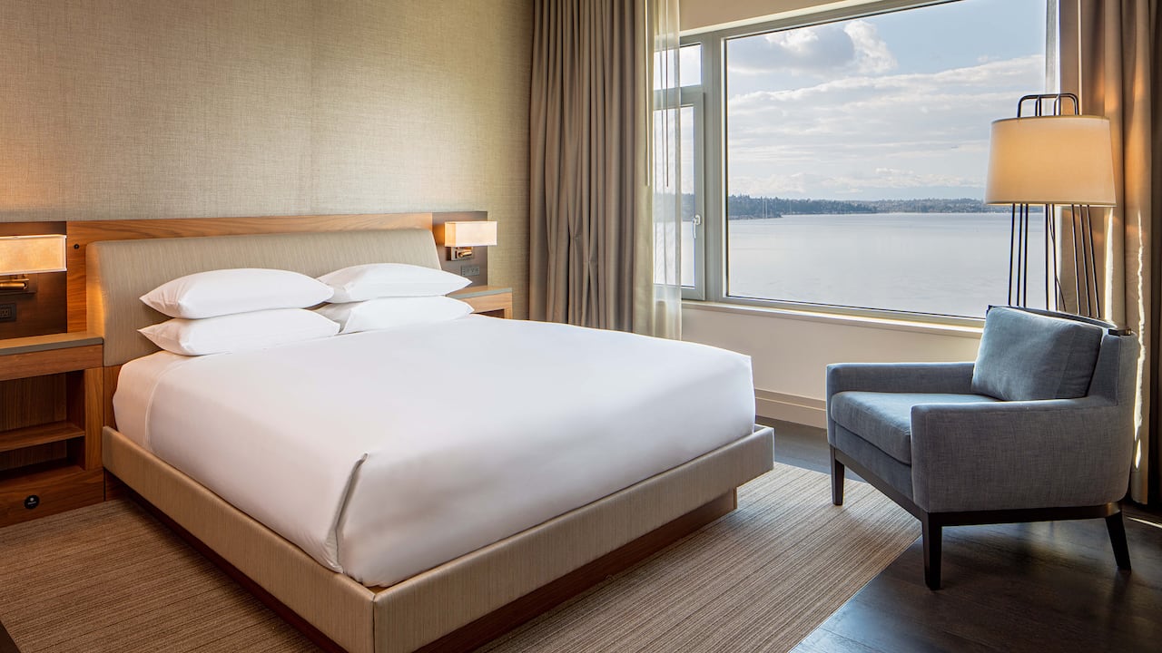 Suite bedroom Hyatt Regency Lake Washington at Seattle’s Southport