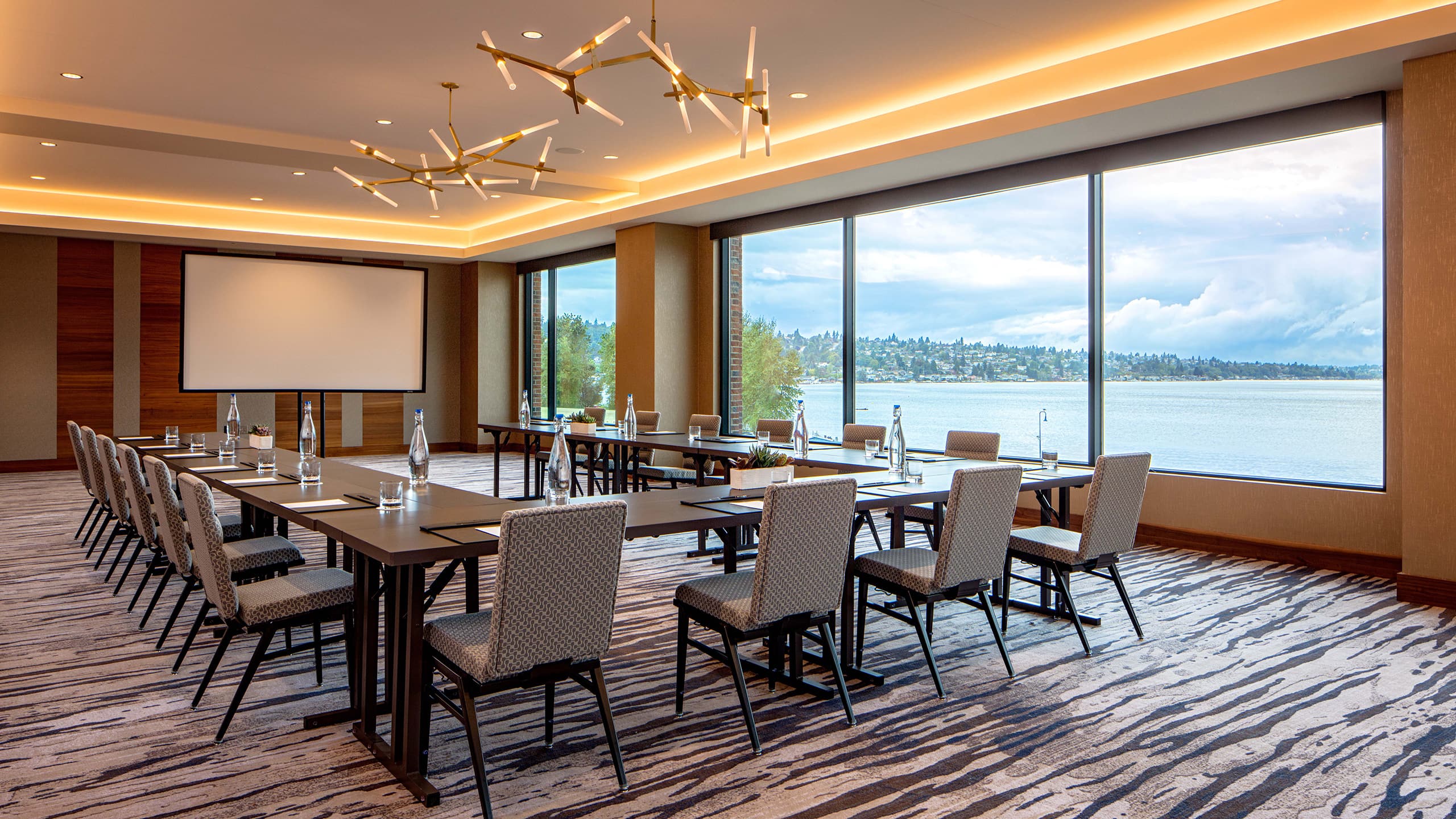 Hyatt Regency Lake Washington at Seattle's Southport Ushape