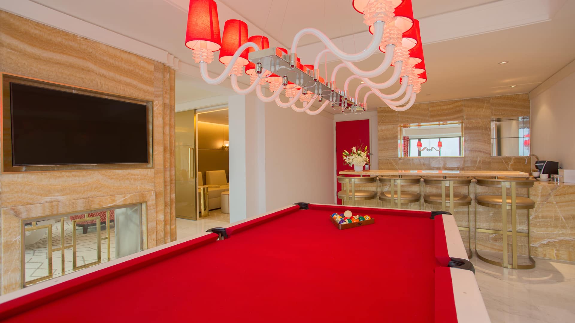 3/8 one bedroom suite pool table