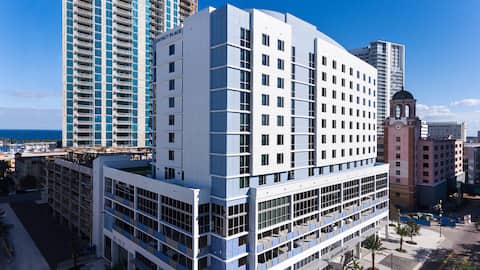 Hotel Photos | Hyatt Place St. Petersburg / Downtown