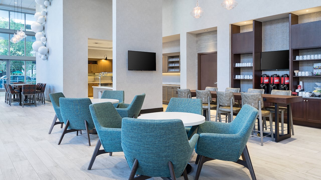 Hyatt Place St. Petersburg/Downtown Breakfast seating