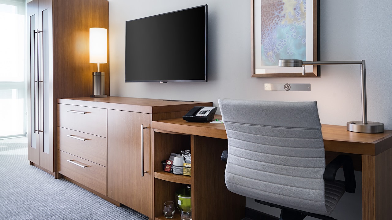 Hyatt Place St. Petersburg/Downtown guestroom workspace