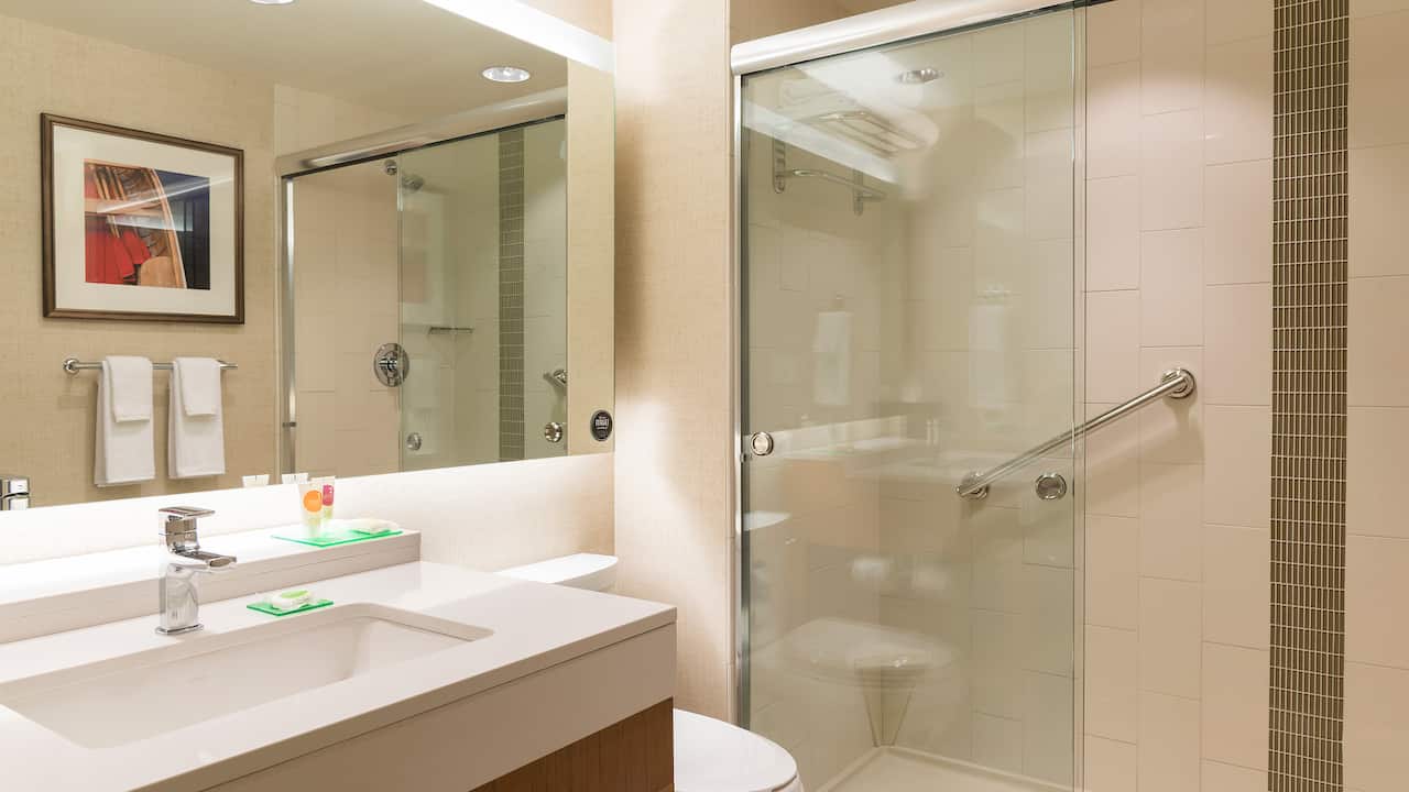 Guestroom bathroom with walk-in shower 