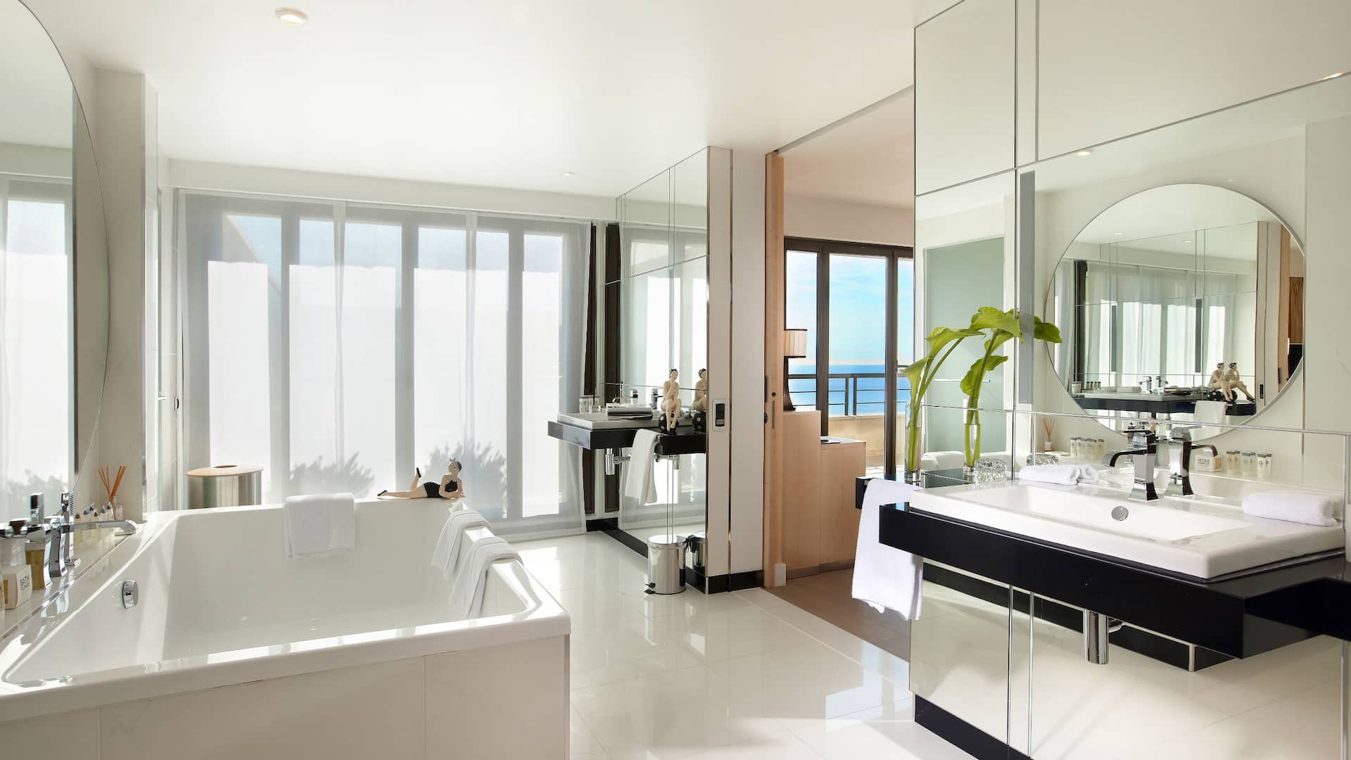 3 de 6 Hyatt Regency Nice Palais de la Méditerranée Penthouse Suite Bathroom