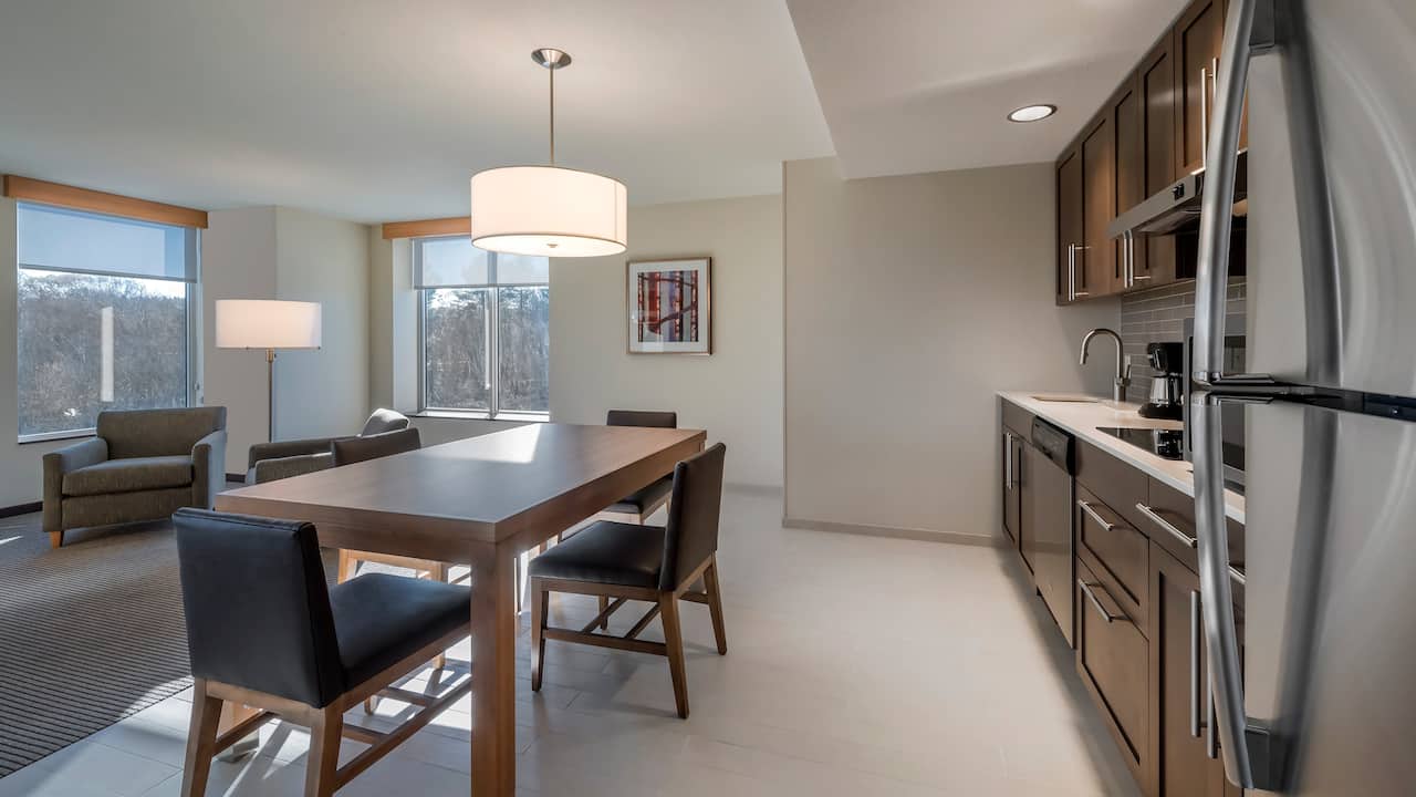 Kitchen suite dining area