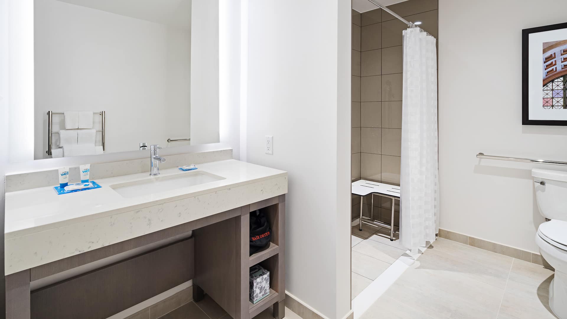 1 de 5 Hyatt House Washington DC / The Wharf ADA Rollin Shower