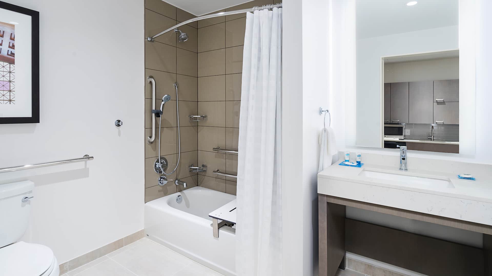 2 de 5 Hyatt House Washington DC / The Wharf ADA Tub