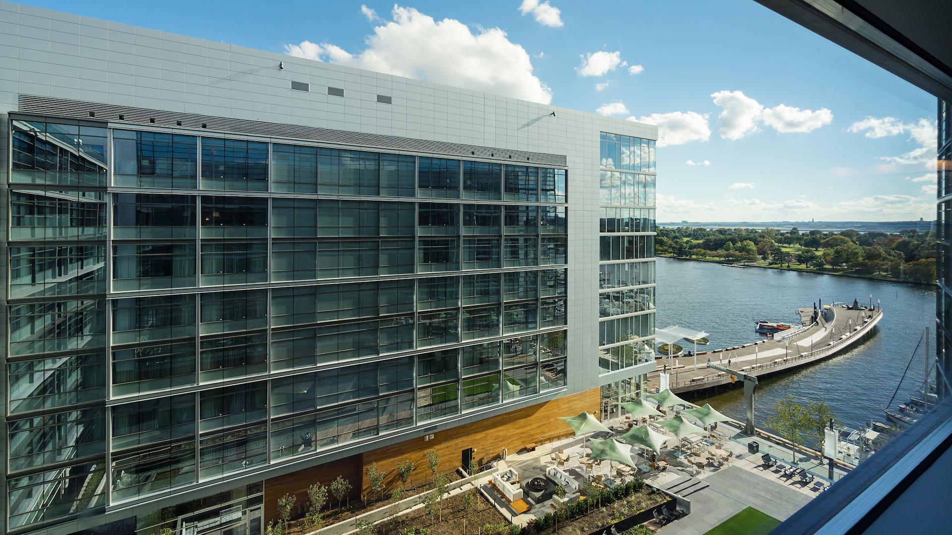 1 de 5 Hyatt House Washington DC / The Wharf Guestroom Partial River View