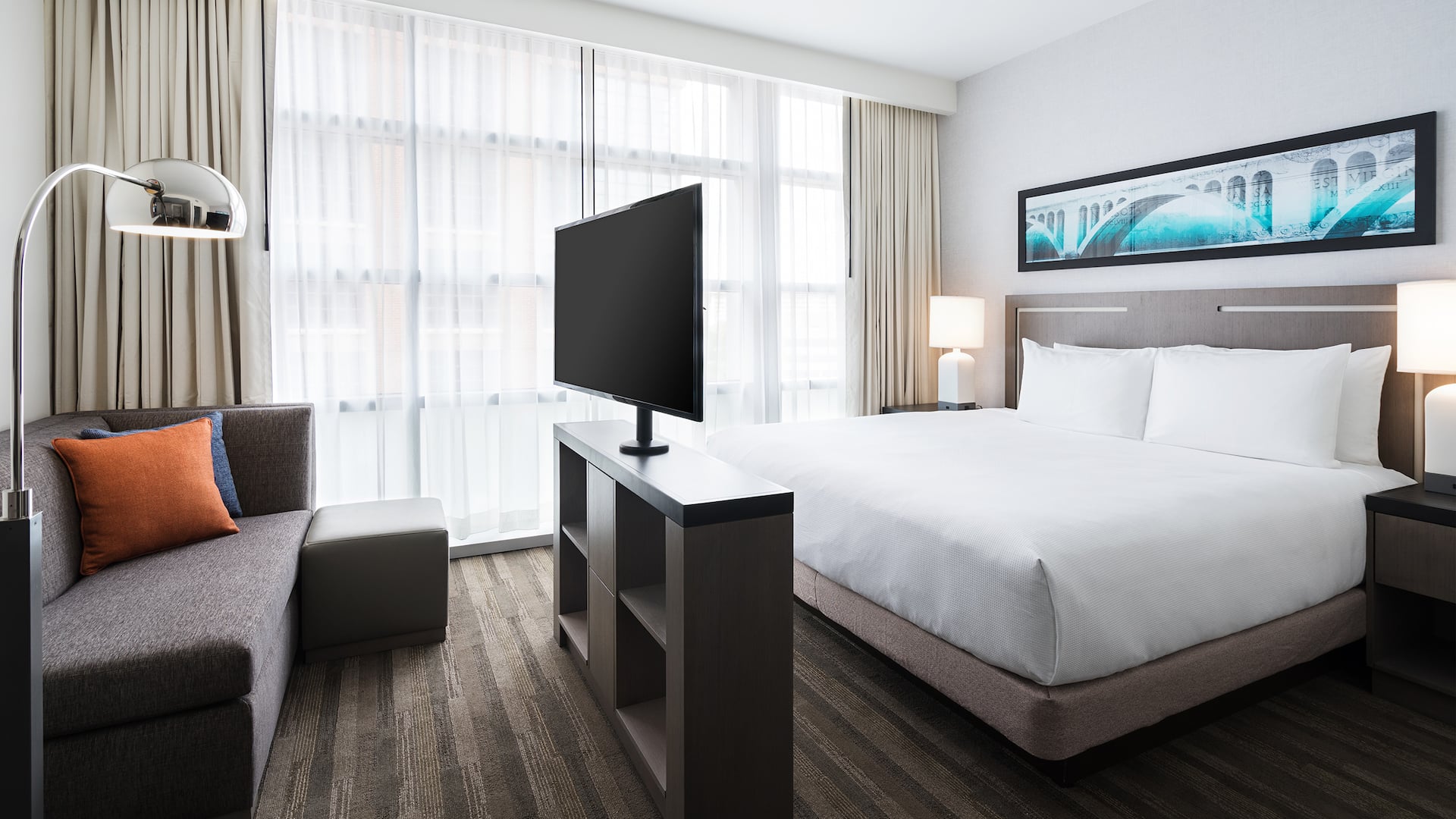 1 de 4 Hyatt House Washington DC / The Wharf King Den