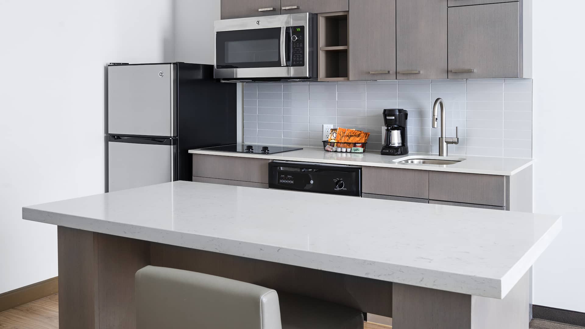 2 de 6 Hyatt House Washington DC / The Wharf Kitchen Island