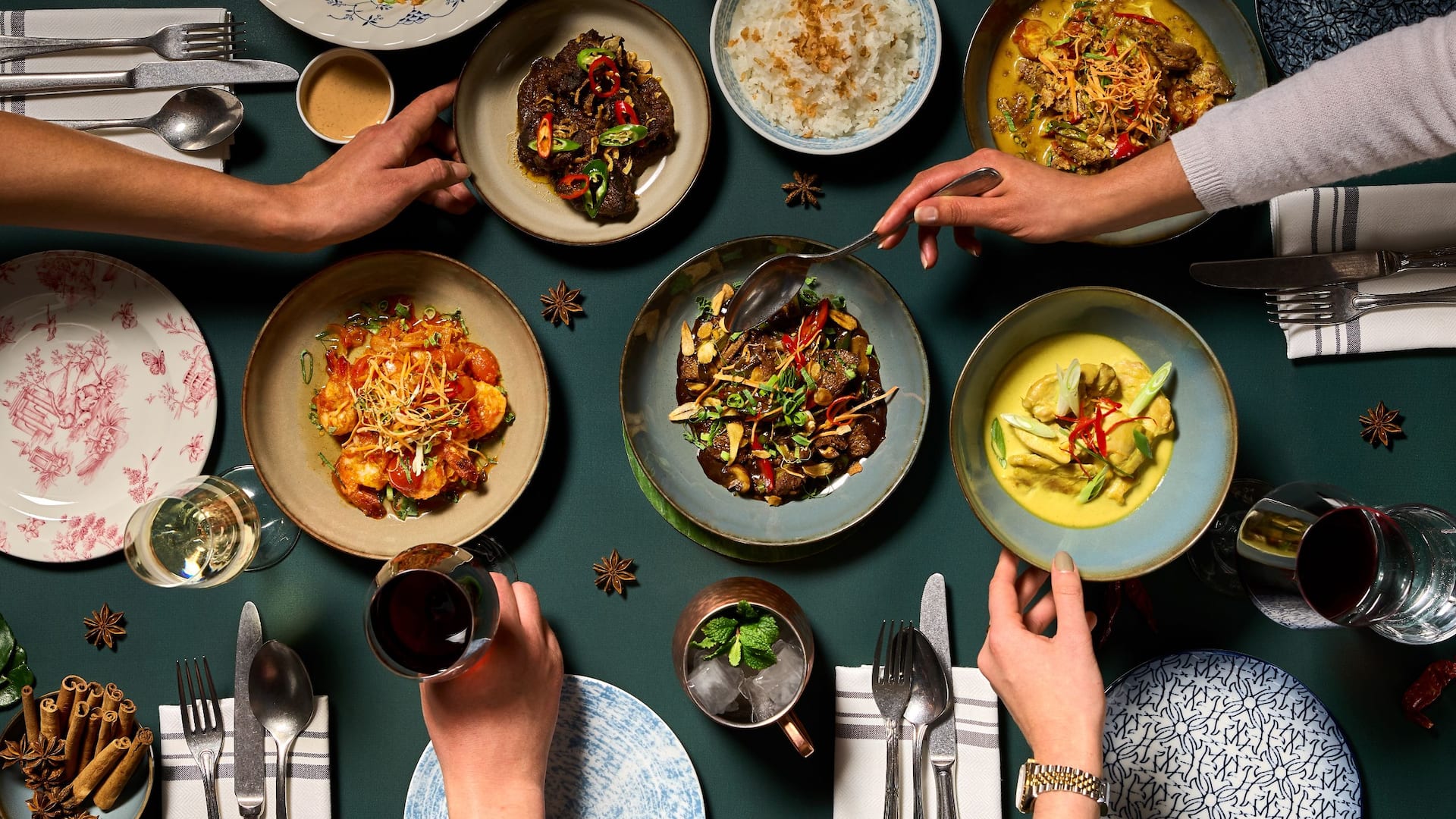 1 van 2 Hyatt Regency Amsterdam Mama Makan Food Sharing