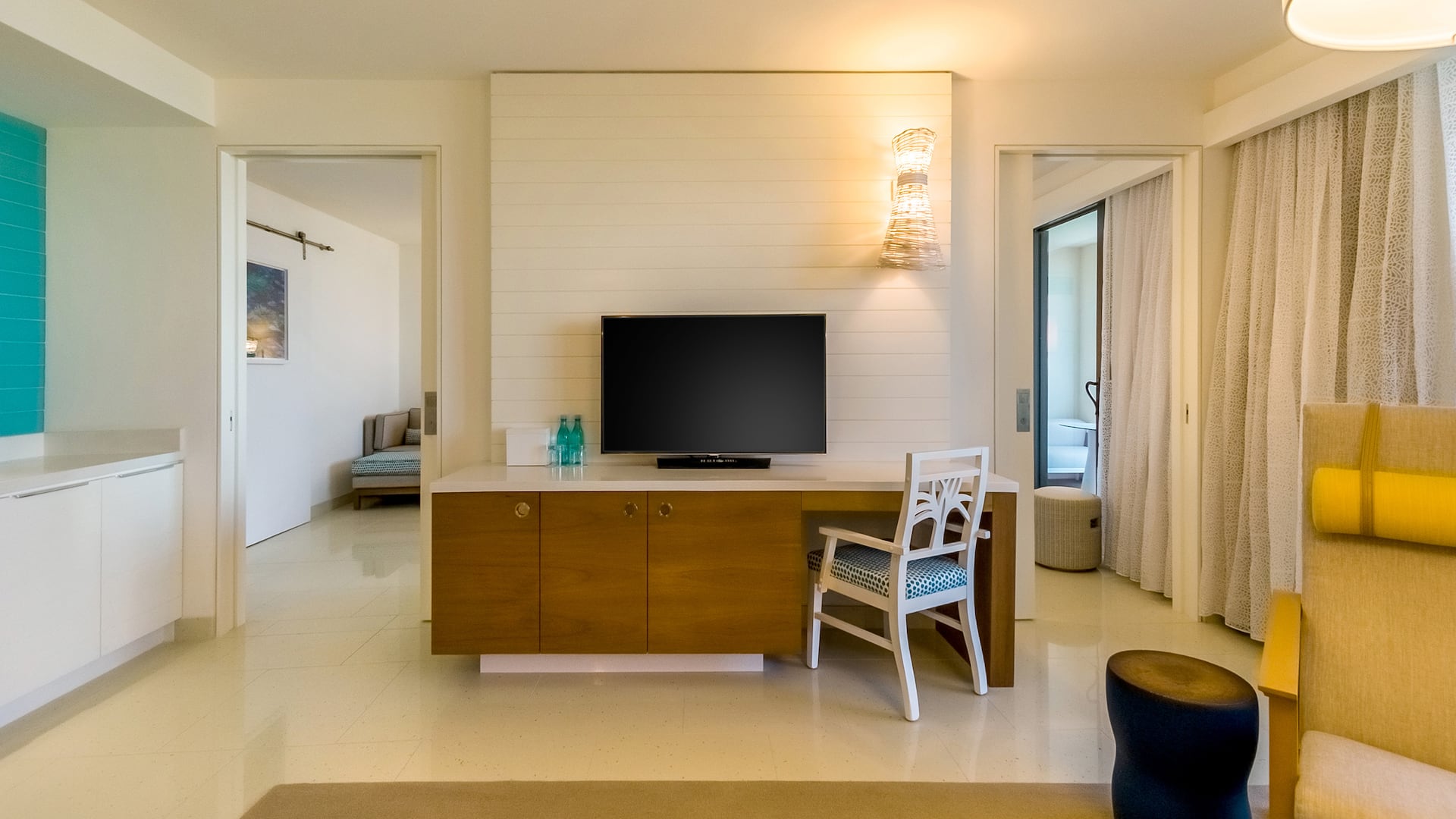 4/4 West Tower Suite Desk