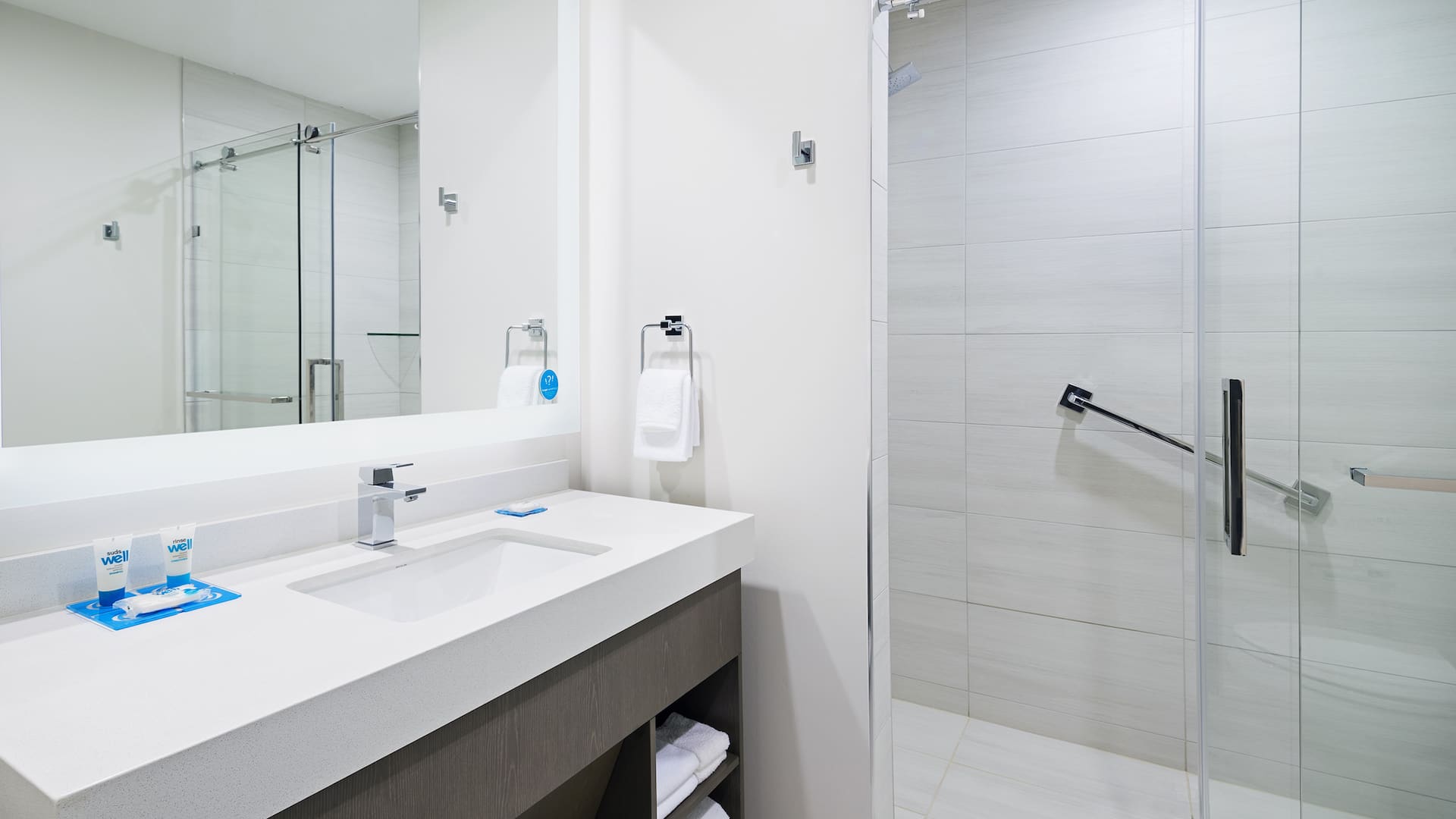 3 de 3 Hyatt House Jersey City Shower Bathroom