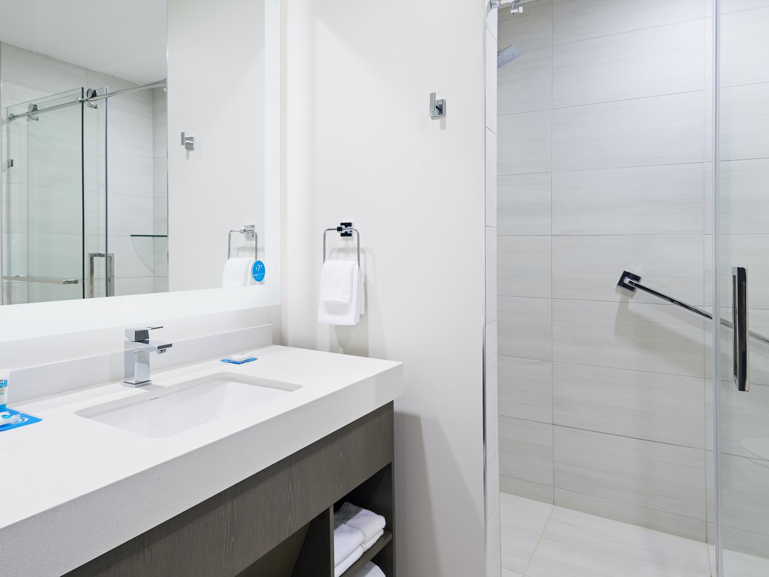 Spacious Jersey City Hotel Suites near NYC Hyatt House Jersey City