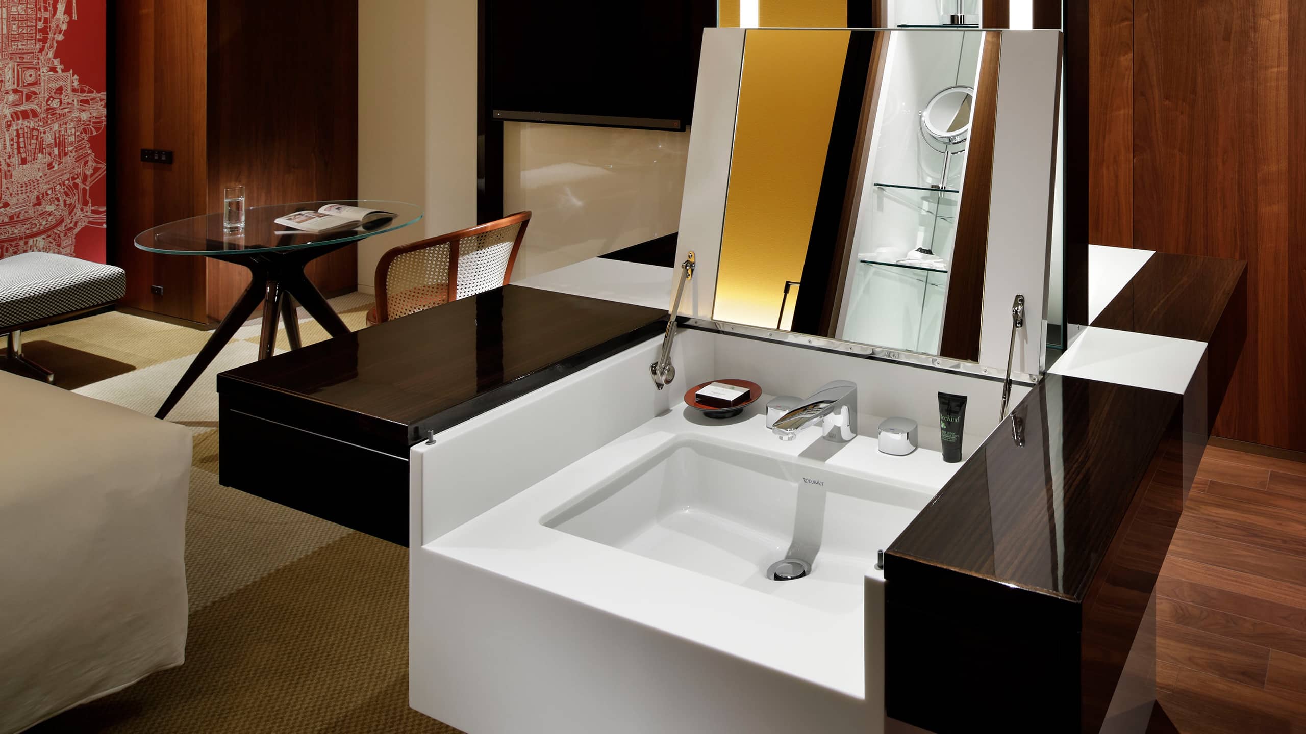 5 de 5 Hyatt Centric Ginza Tokyo Multifunction Table