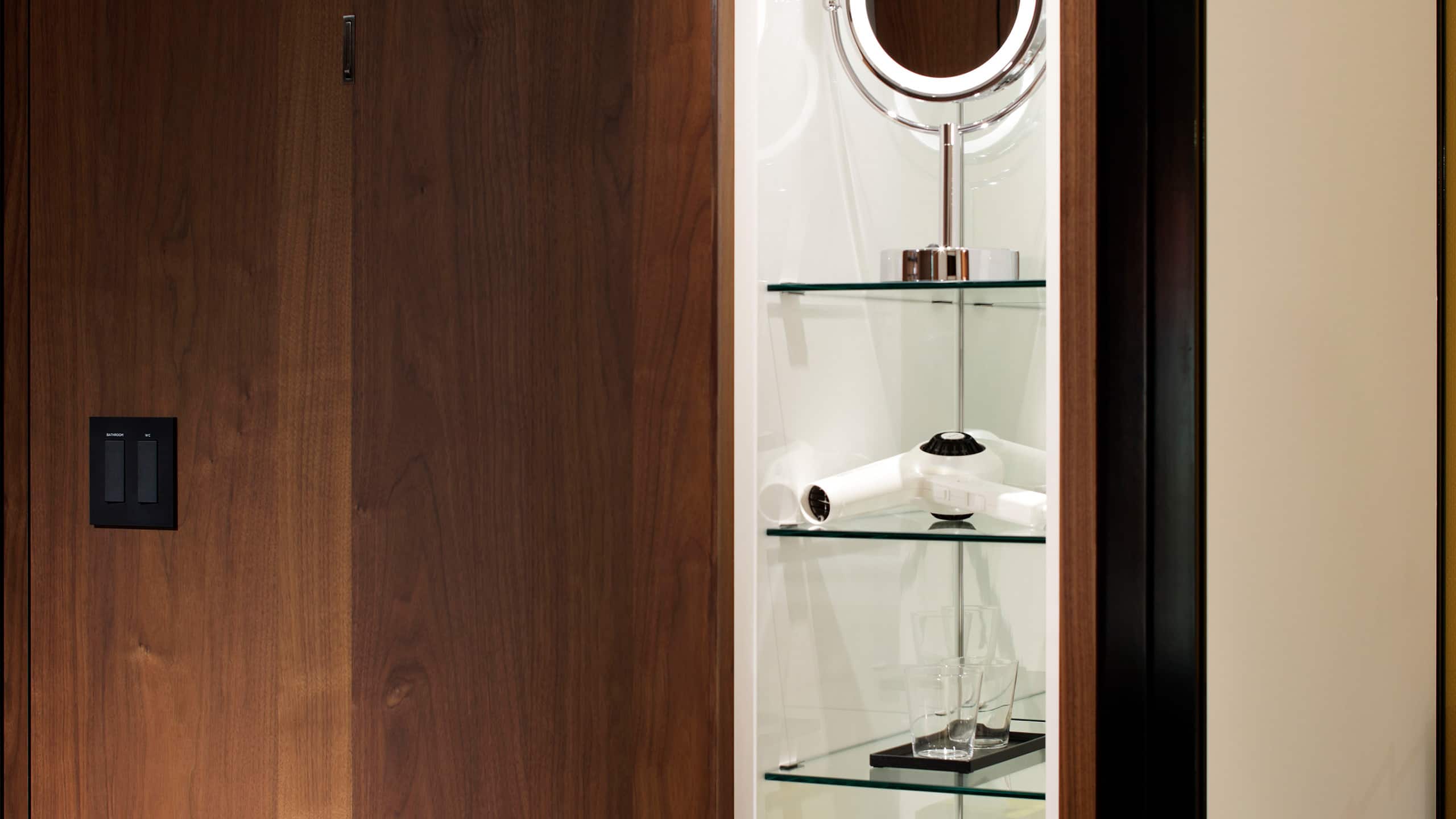 4 de 4 Hyatt Centric Ginza Tokyo Amenities Shelf