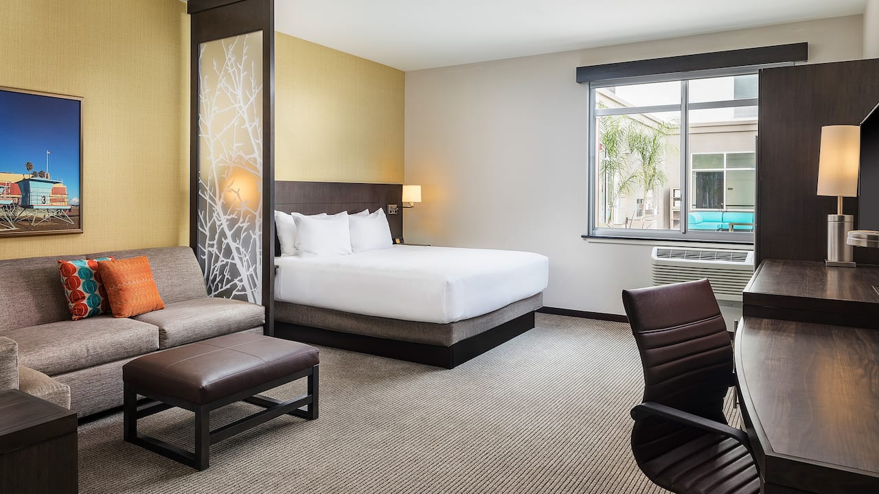 Hyatt Place Santa Cruz King Guestroom