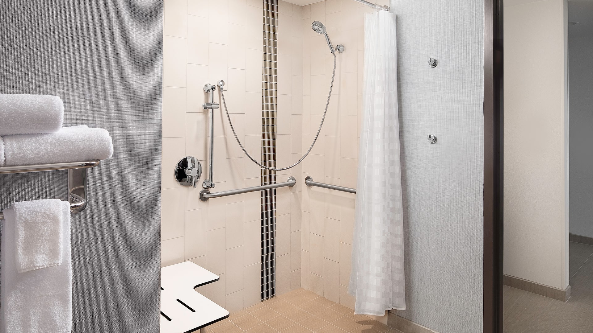 4 von 4 Hyatt Place Santa Cruz ADA Guest Bath