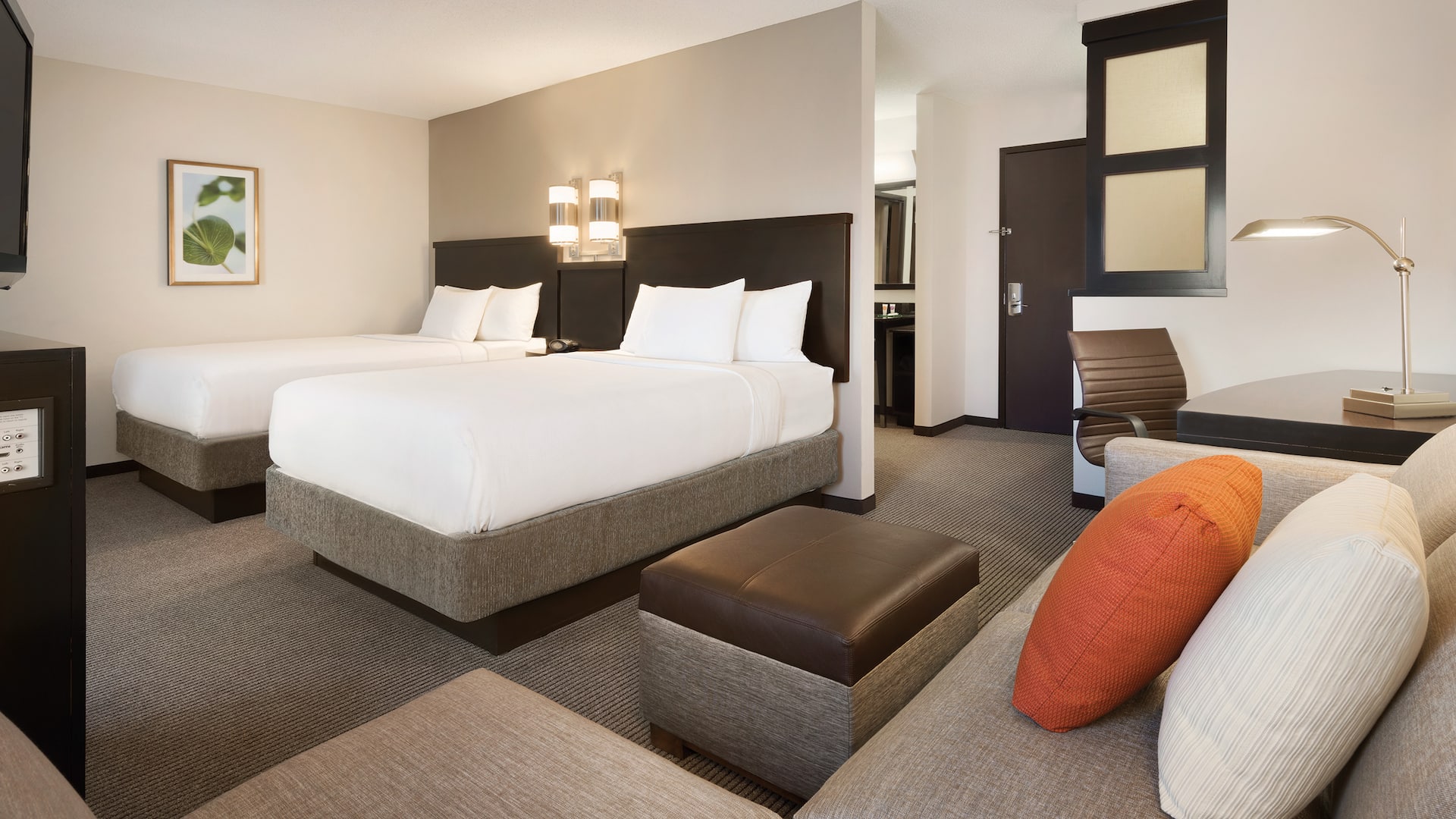 Hyatt Place Philadelphia/King of Prussia Queens Room with Couch