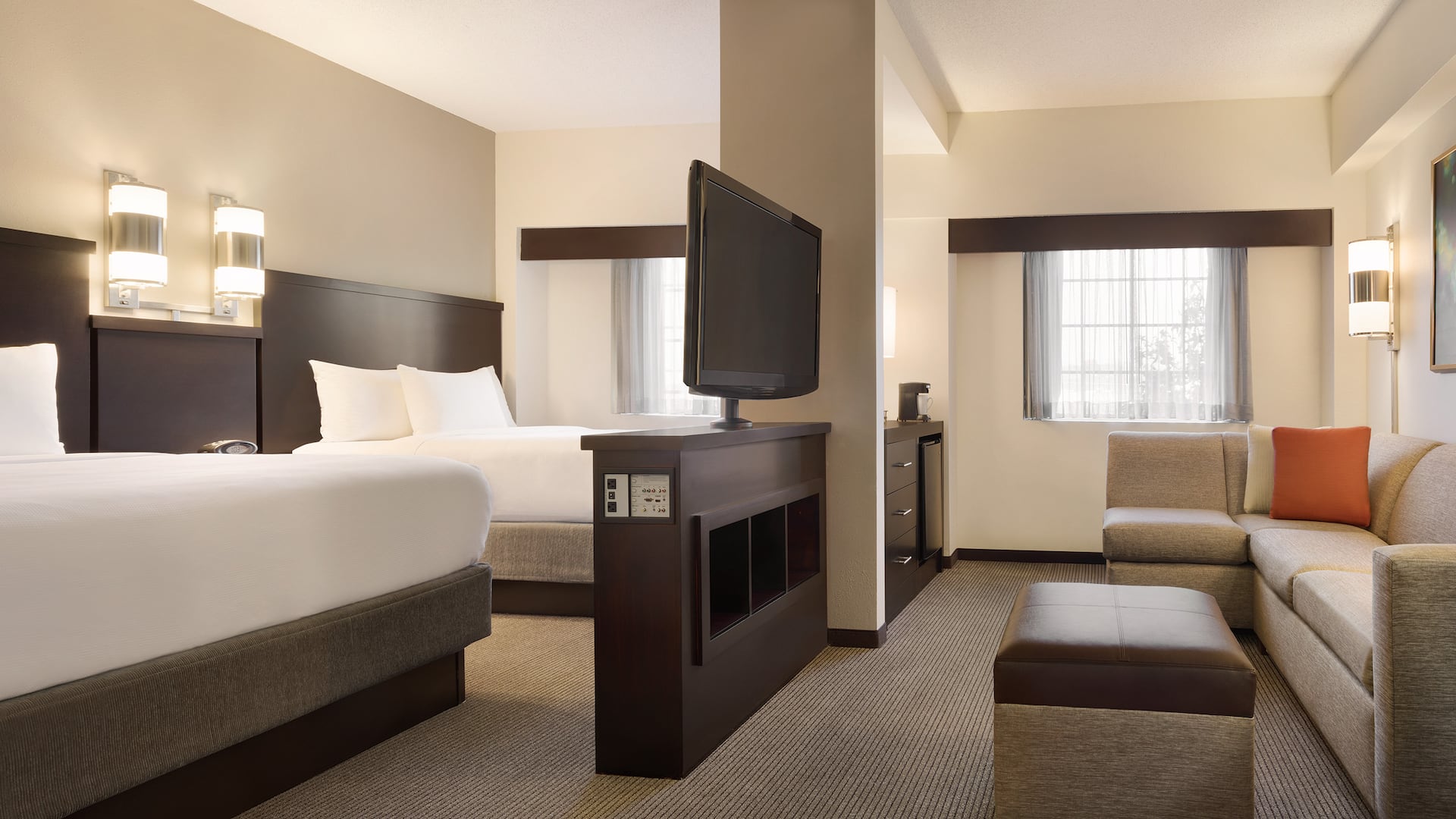 Hyatt Place Philadelphia/King of Prussia Queens Room with Couch