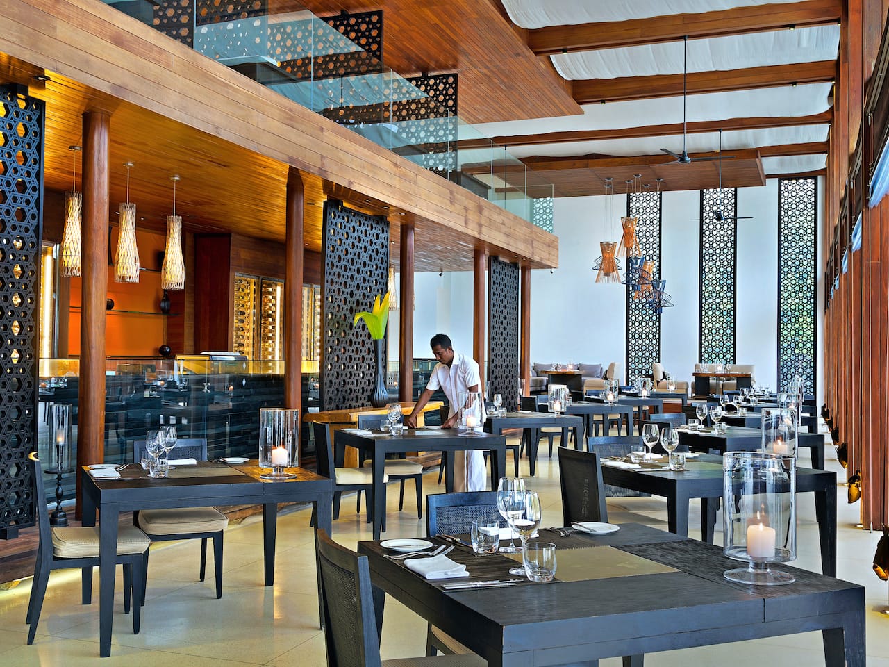 5-star Maldives Resort Restaurant – The Dining Room