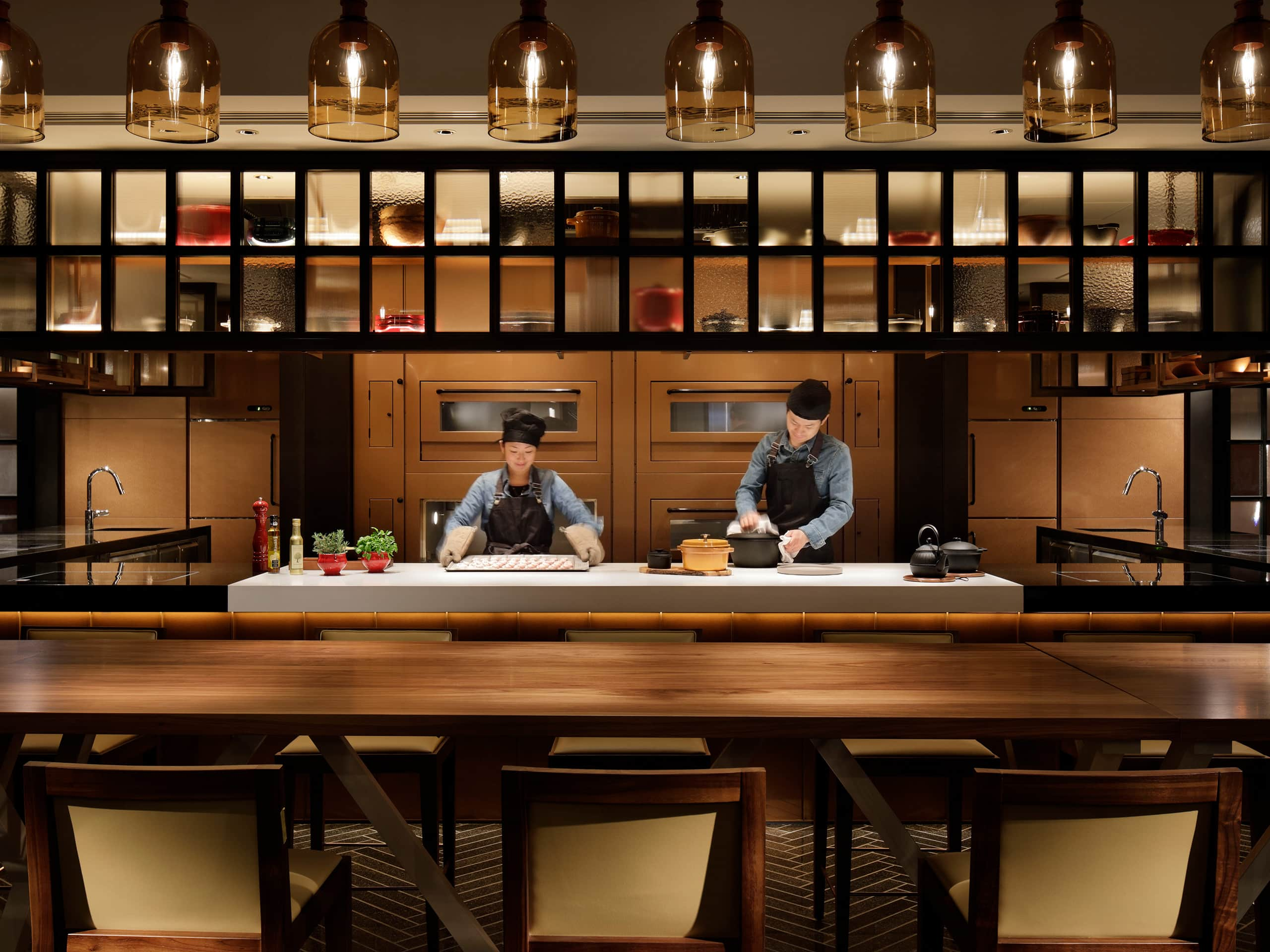 https://assets.hyatt.com/content/dam/hyatt/hyattdam/images/2018/03/05/0932/Hyatt-Centric-Ginza-Tokyo-P144-NAMIKI667-Show-Kitchen.jpg/Hyatt-Centric-Ginza-Tokyo-P144-NAMIKI667-Show-Kitchen.4x3.jpg