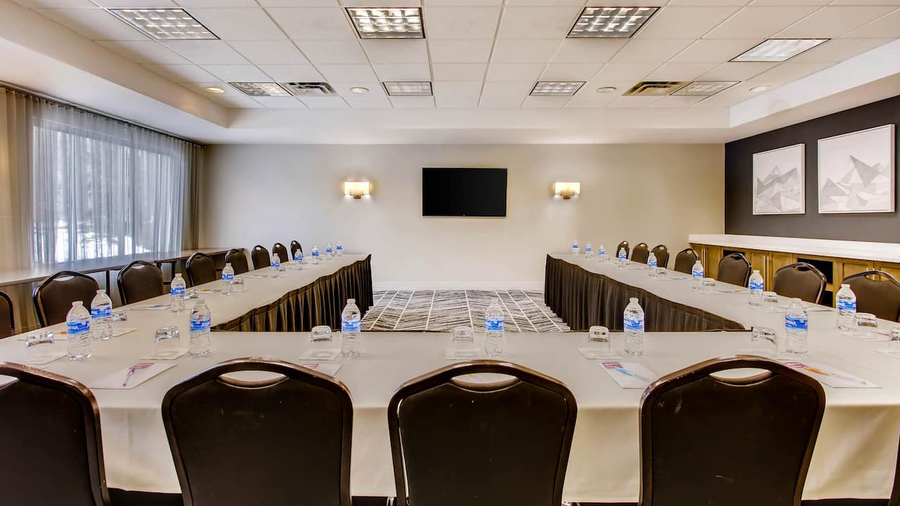 Meeting room with U-shaped set-up