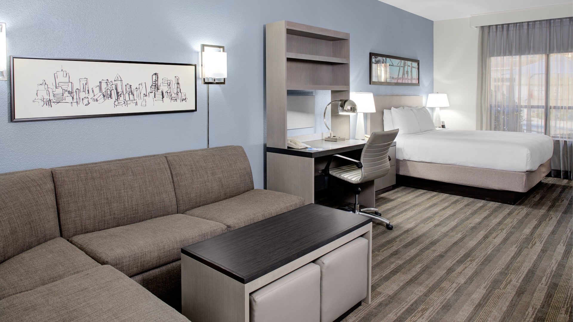 Hyatt House Dallas/Lincoln Park King Studio Seating Area