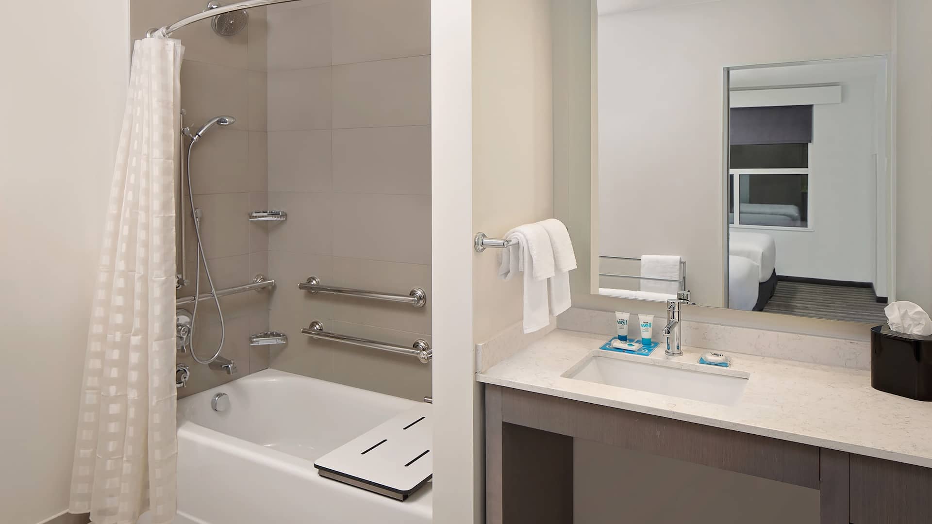 Hyatt House Irvine/John Wayne Airport Accessible Bathtub