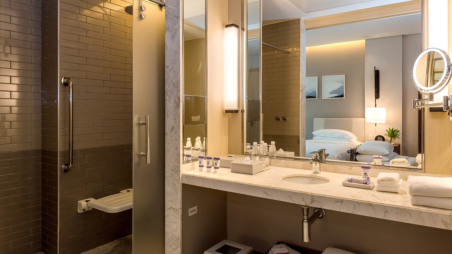 2 de 3 Accessible Bathroom
