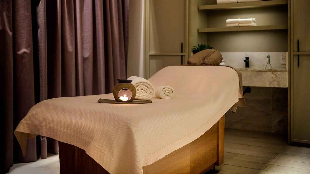 Atiaia Spa & Fitness treatment room with aromatherapy candle