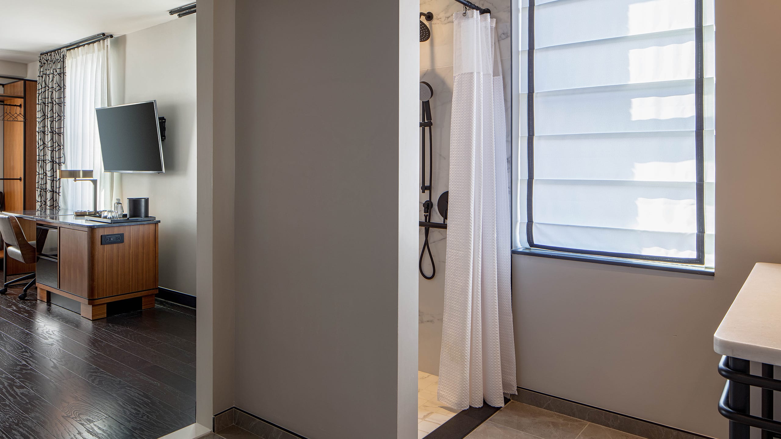 3/4 Holston House Nashville Accessible Bathroom