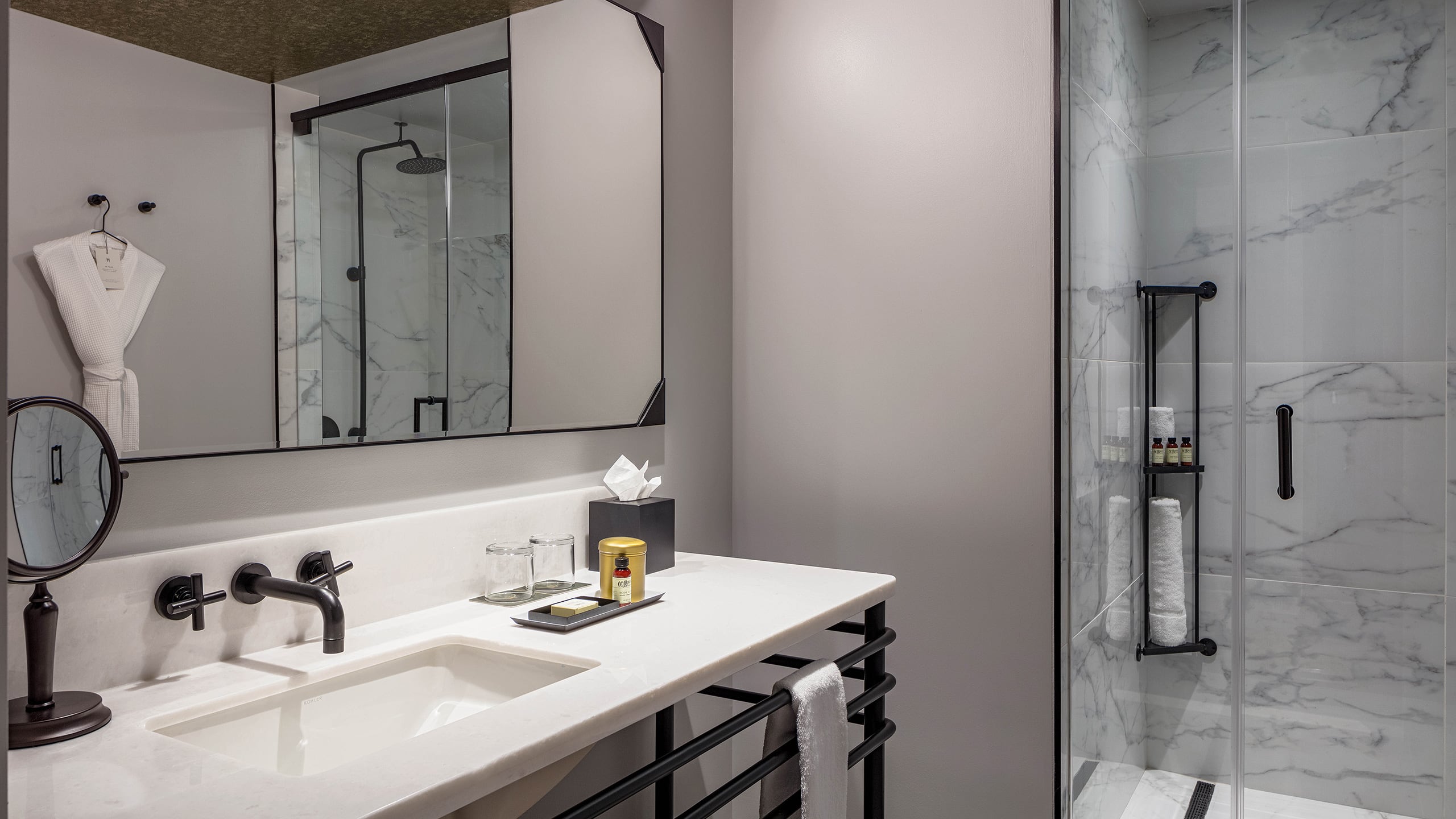 3/3 Holston House Nashville Standard Bath