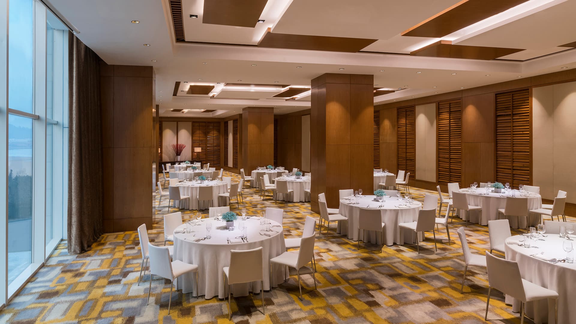 Hyatt Regency Qingdao Dong Hai Round Table