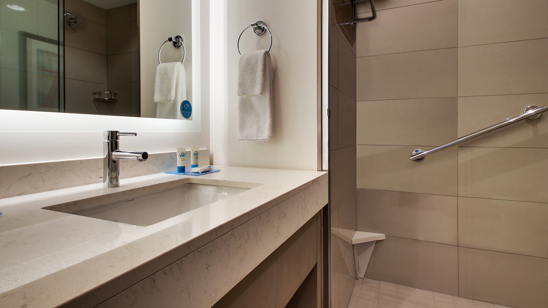 4 de 4 Hyatt House Chicago / Oak Brook Guest Shower