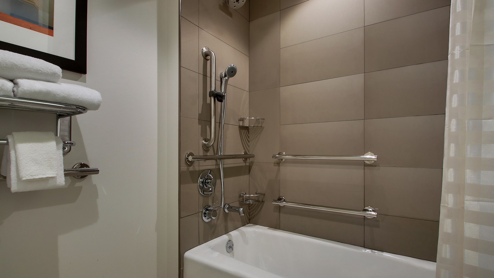4 de 4 Hyatt House Chicago / Oak Brook Accessible Bathroom Tub