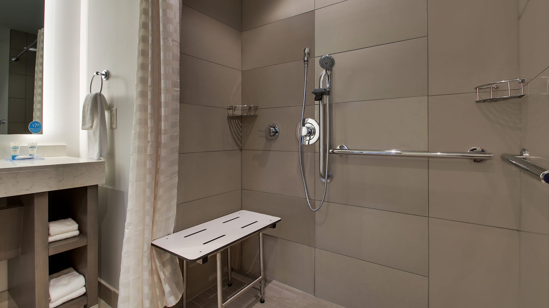 3 de 3 Hyatt House Chicago / Oak Brook Accessible Shower