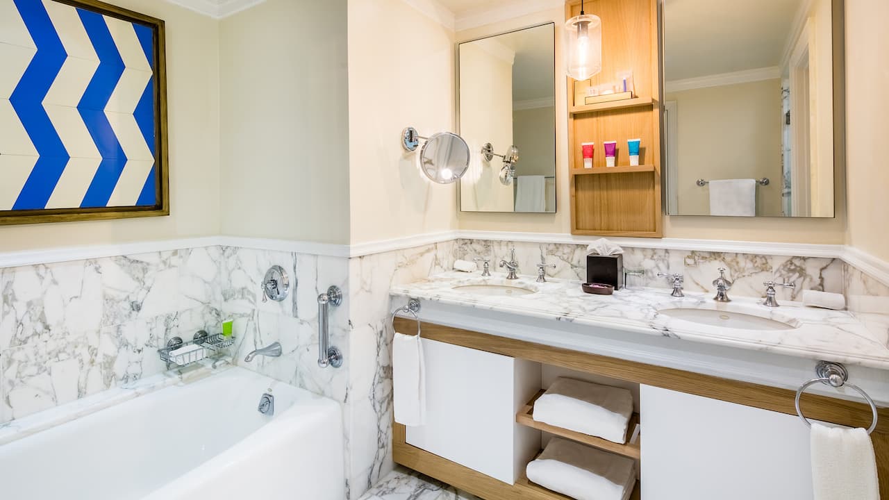 One Bed Ocean View Butler Suite Bath