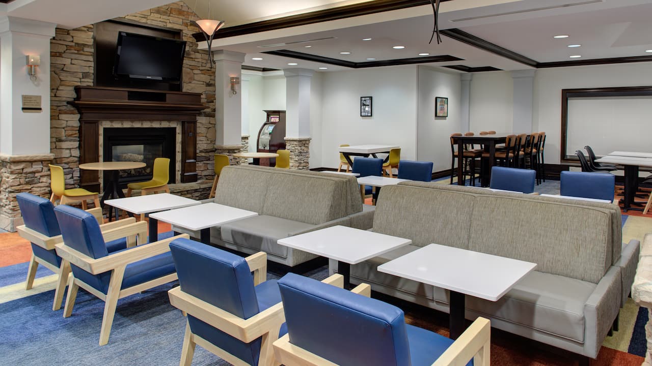 Sterling hotel seating area with booth and chairs at tables in the Hyatt House Sterling / Dulles Airport – North